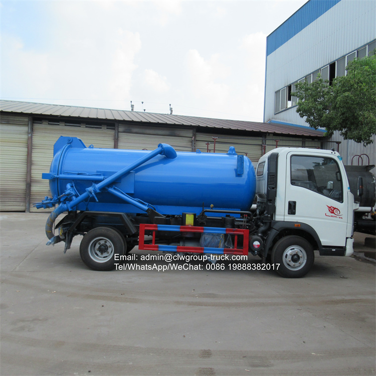 Sinotruk howo 4m3 vacuum suction cesspool truck