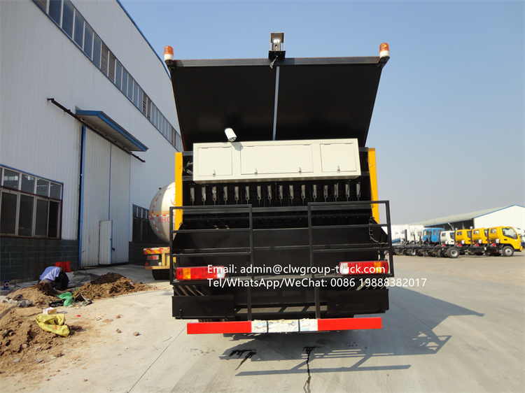 synchronous chip spreader truck 8m3 6x4 sino