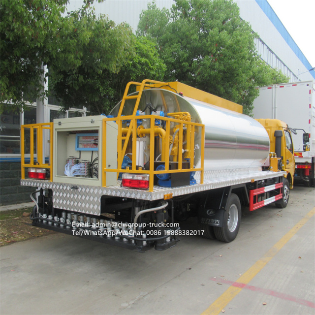 Dongfeng small road repair asphalt distributor truck for sale