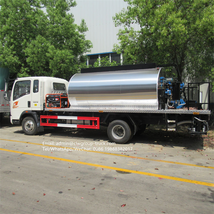 China 6tons 8tons howo 4*2 bitumen sprayer truck asphalt truck for sale