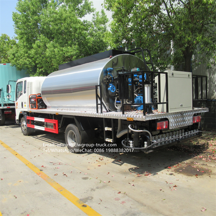 China 6tons 8tons howo 4*2 bitumen sprayer truck asphalt truck for sale