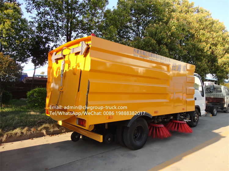 Isuzu road sweeper water tank 1.5m3 dust bin 4m3