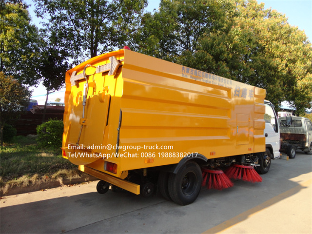 Isuzu road sweeper water tank 1.5m3 dust bin 4m3