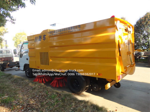 Isuzu road sweeper water tank 1.5m3 dust bin 4m3