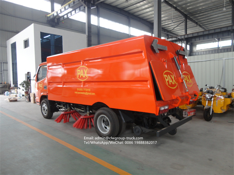 dongfeng road sweeper water tank1.5m3 dust bin 4m3