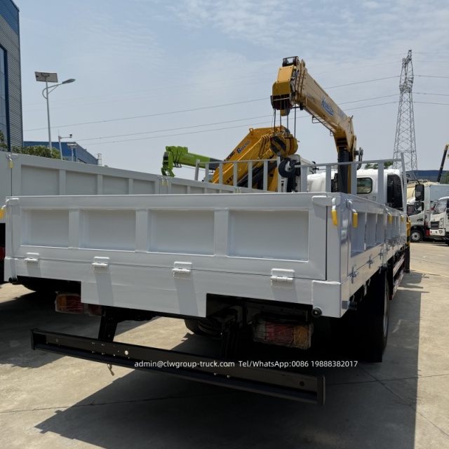 isuzu boom truck
