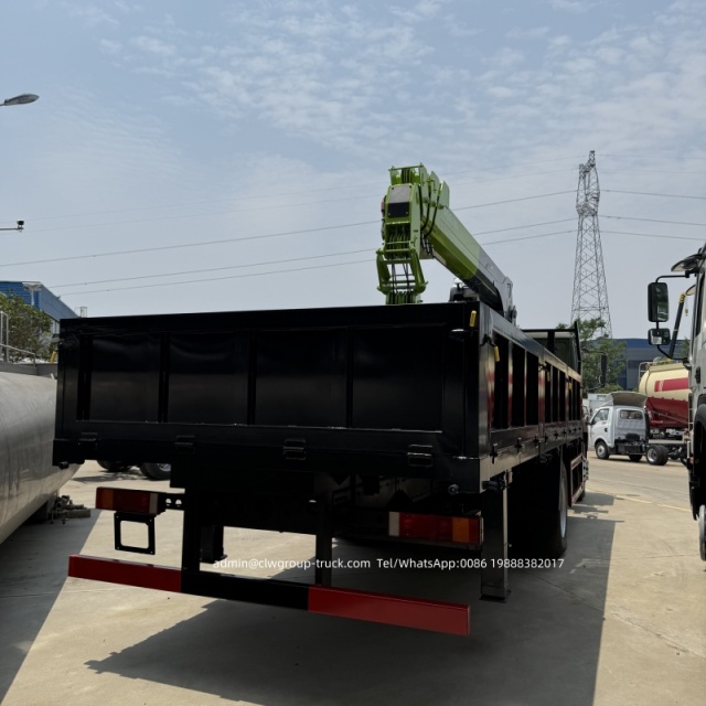 telescopic boom truck