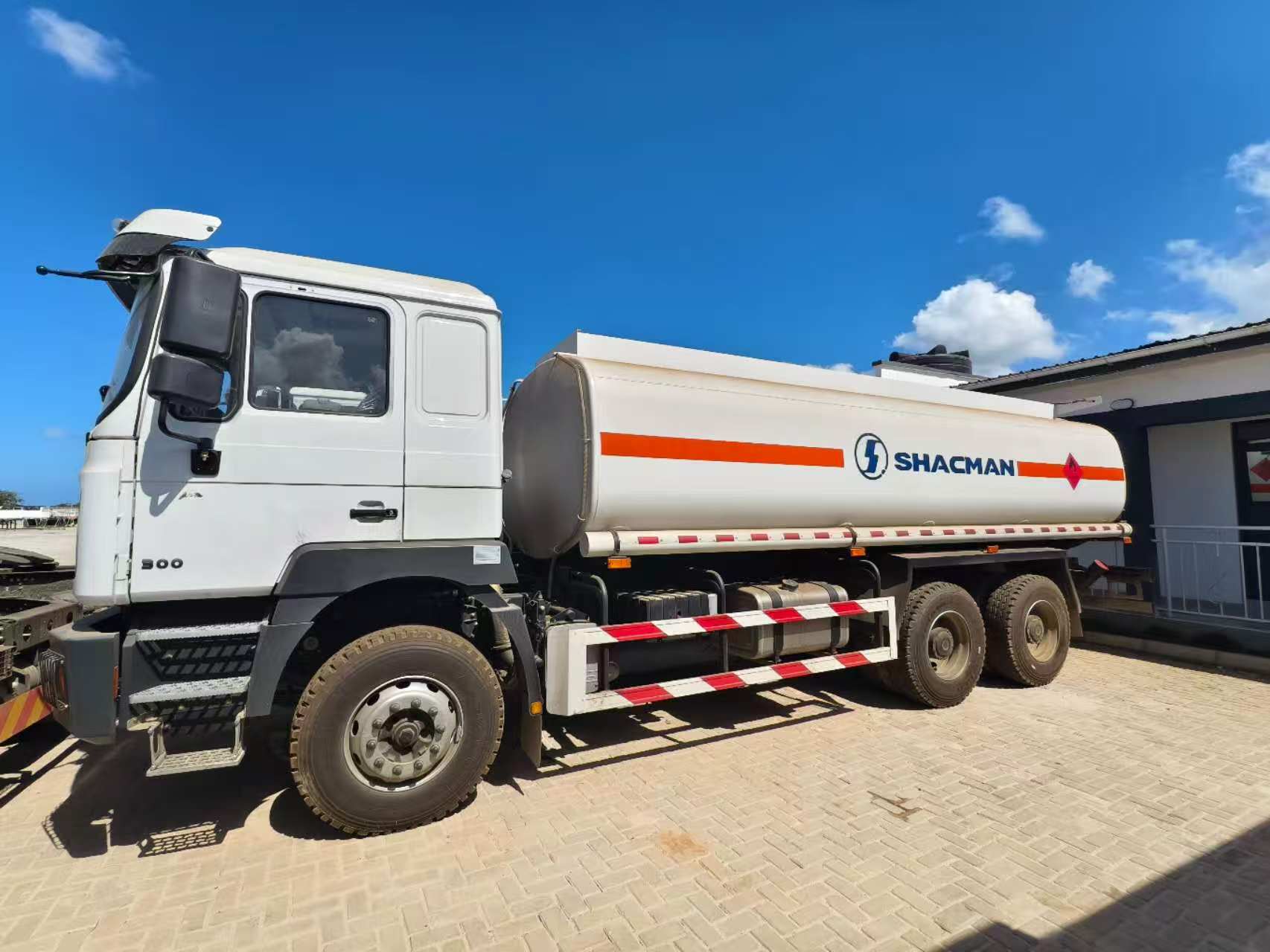F3000 6X4 FUEL TANKER