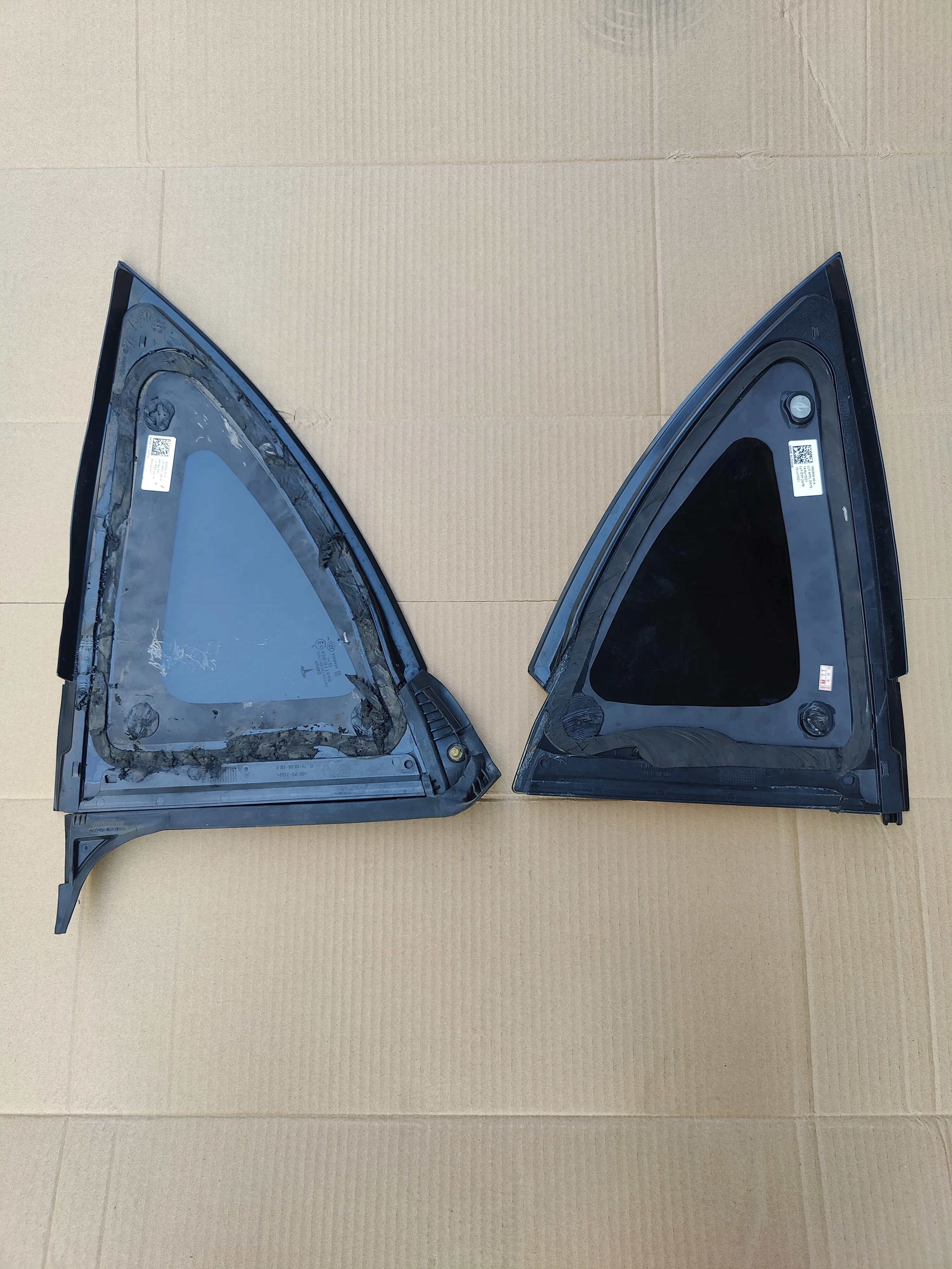 Suitable for Tesla Model Y Door Side Glass 1600808 1600809 Original Parts Door Triangle Glass