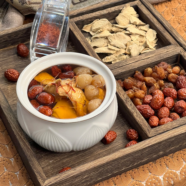 Saffron, longan and red dates soup