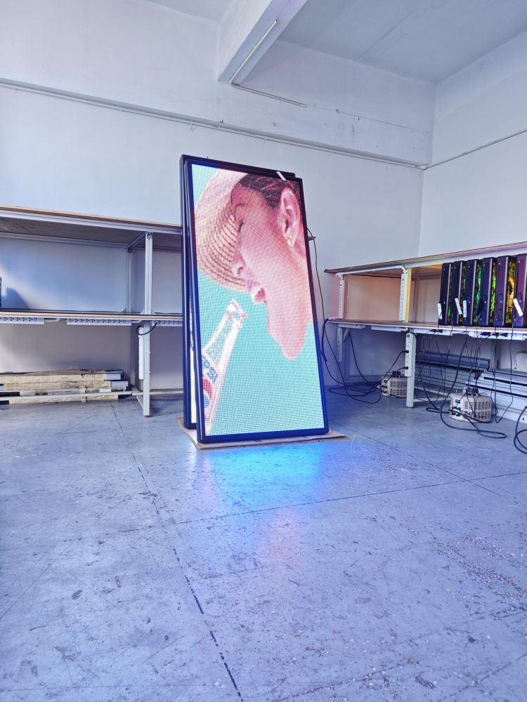 P5 大型 LED看板 165X86CM 屋外用 電光掲示板 高輝度 電光 パネル 多機能 電光看板 LED表示機 大容量4 Gメモリ は表示画像、動画をサポート
