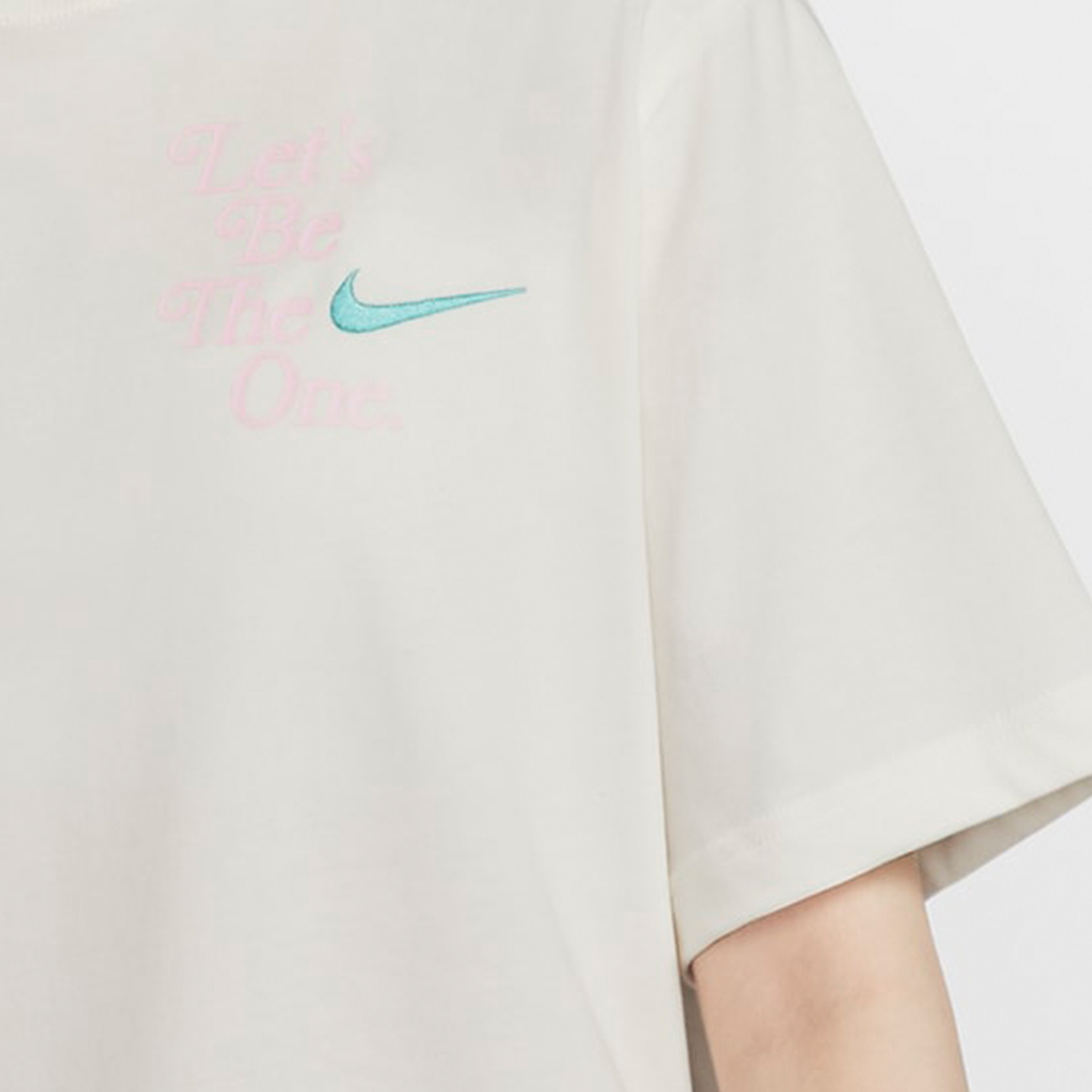 Nike's new women's round neck simple embroidered short sleeved T-shirt HM4581-133