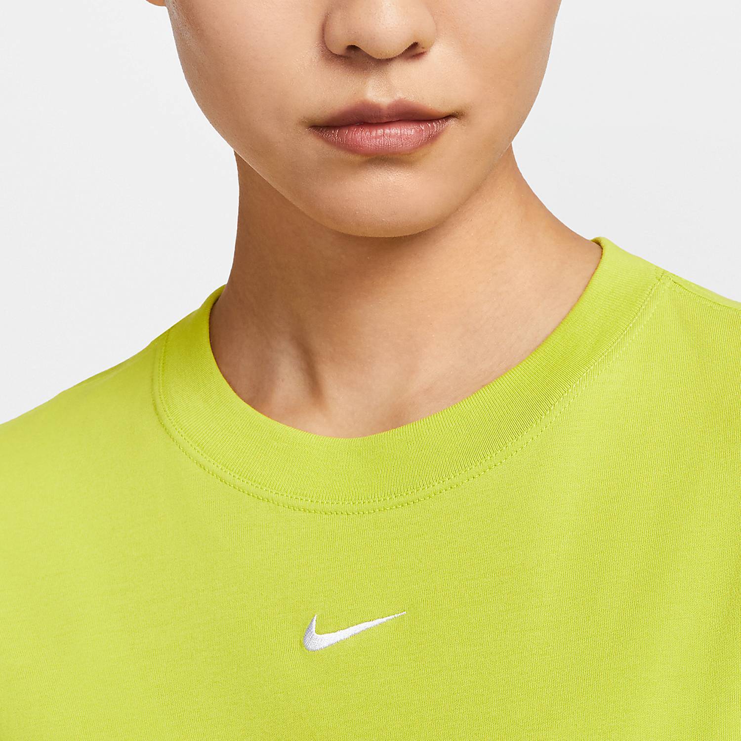 Nike Women's New Season Loose Fit Breathable Casual Short Sleeve FD4150-357