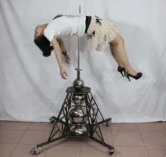 剑穿美女