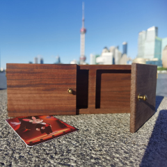 豪华喜剧滑动卡片盒（樱桃木版本）Deluxe Comedy Sliding Card Box (Cherrywood Edition)