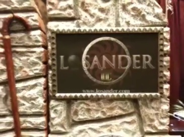 经典圆面柱式漂浮桌（小木盒+木制花瓶）经济版 Round Floating Table (Anti Gravity Box + Anti Gravity Vase) – Economy Version