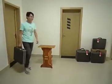 出现和漂浮吉他(二合一组合)    Appearing Guitars and Floating Guitar