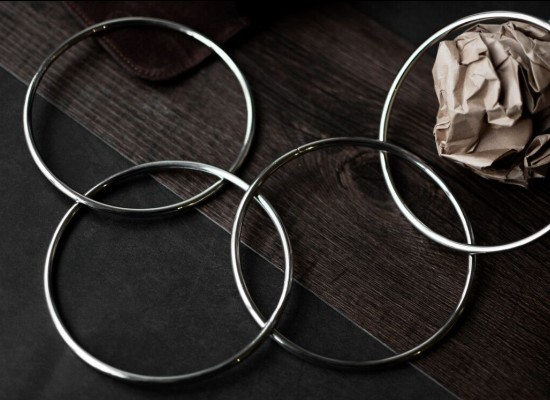 特等银色四连环(4.5英寸,黑绒布袋) Deluxe 4.5" Linking Rings (Set of 4, Chrome) by J.C Magic