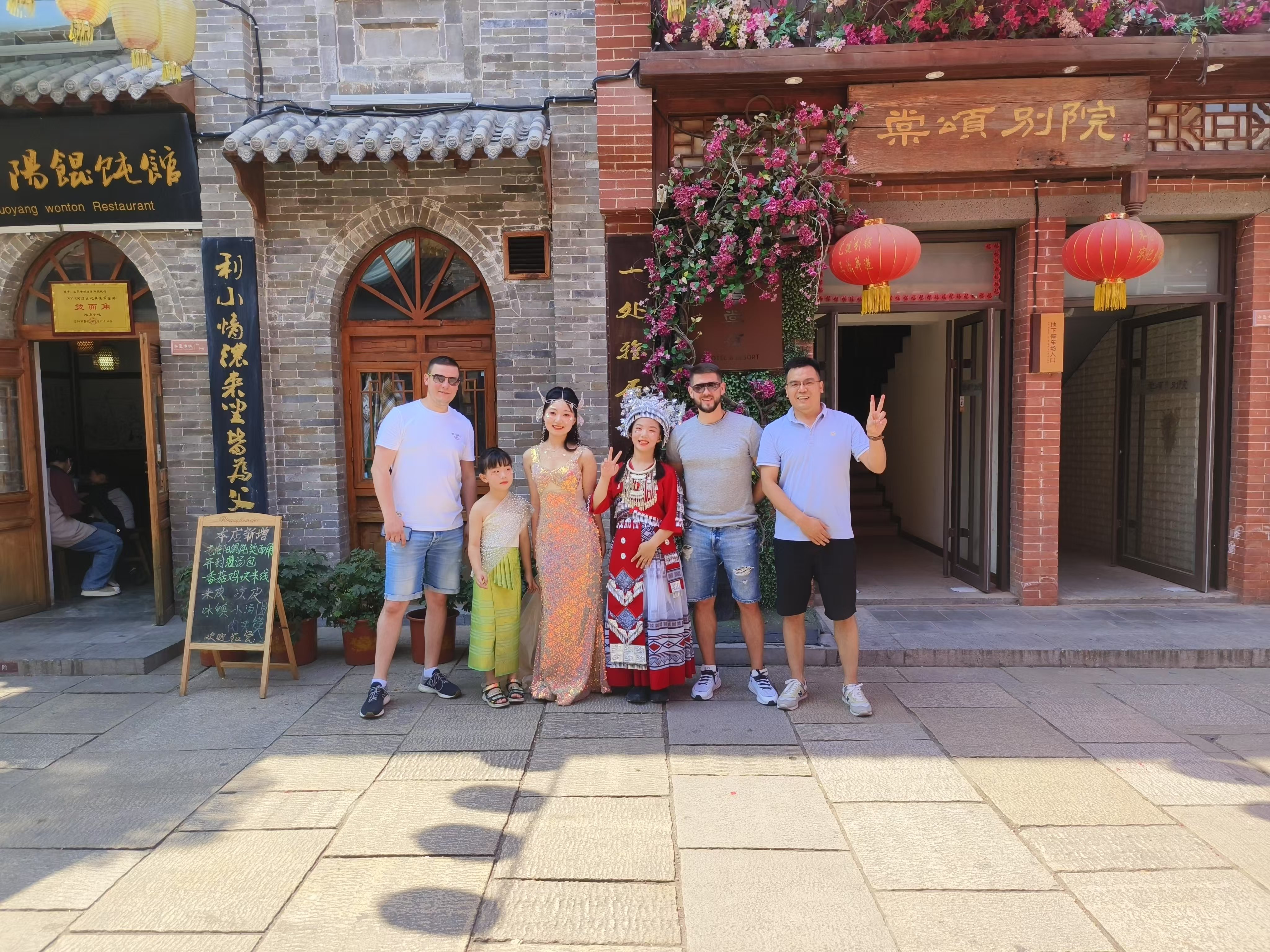 Customers visiting Luoyang Songju Bearing factory in Luoyang, China