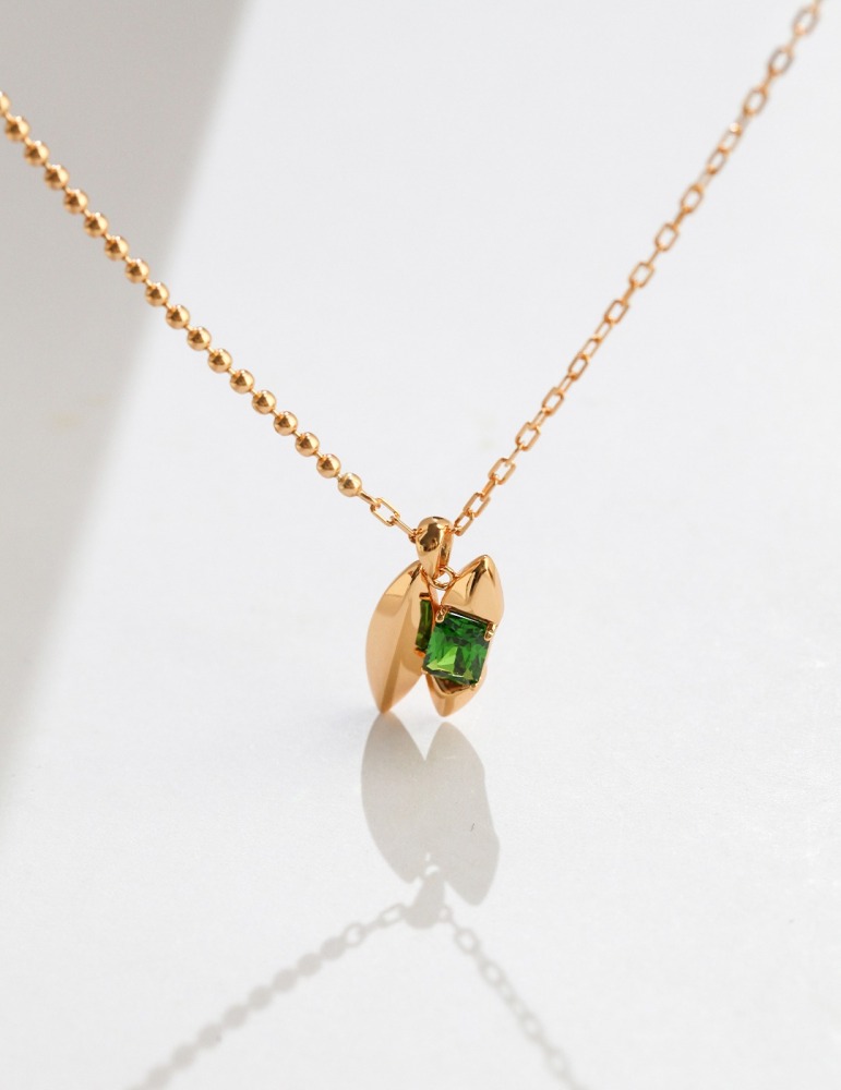 Sterling silver necklace with an emerald zircon inlaid pendant