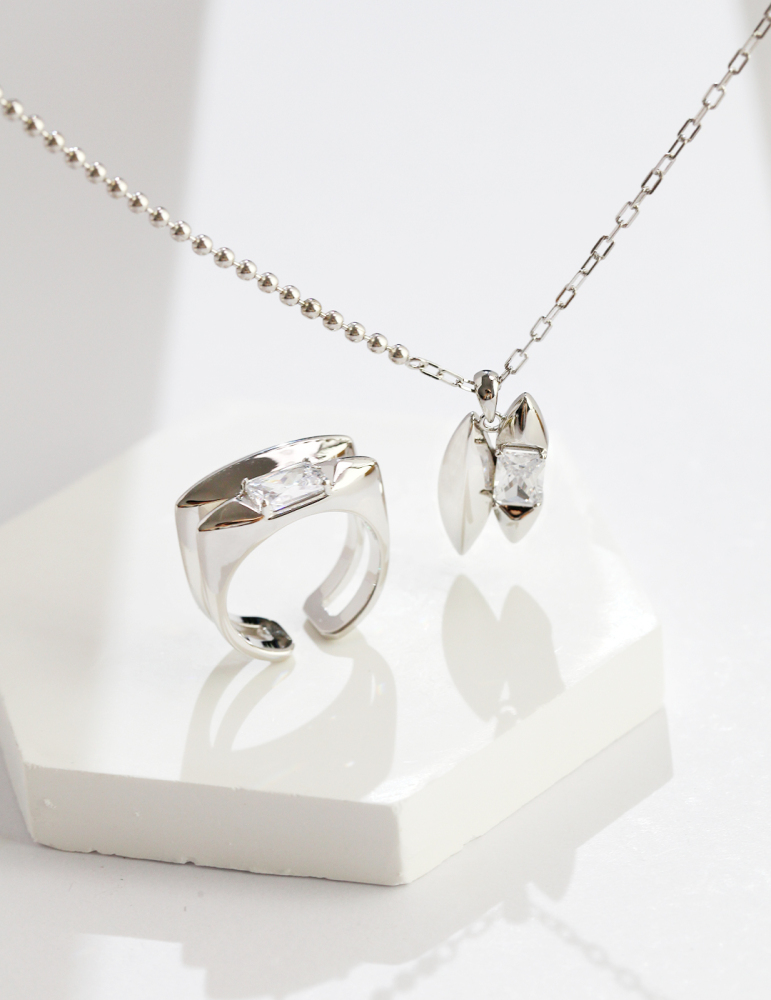 Sterling silver necklace with an emerald zircon inlaid pendant