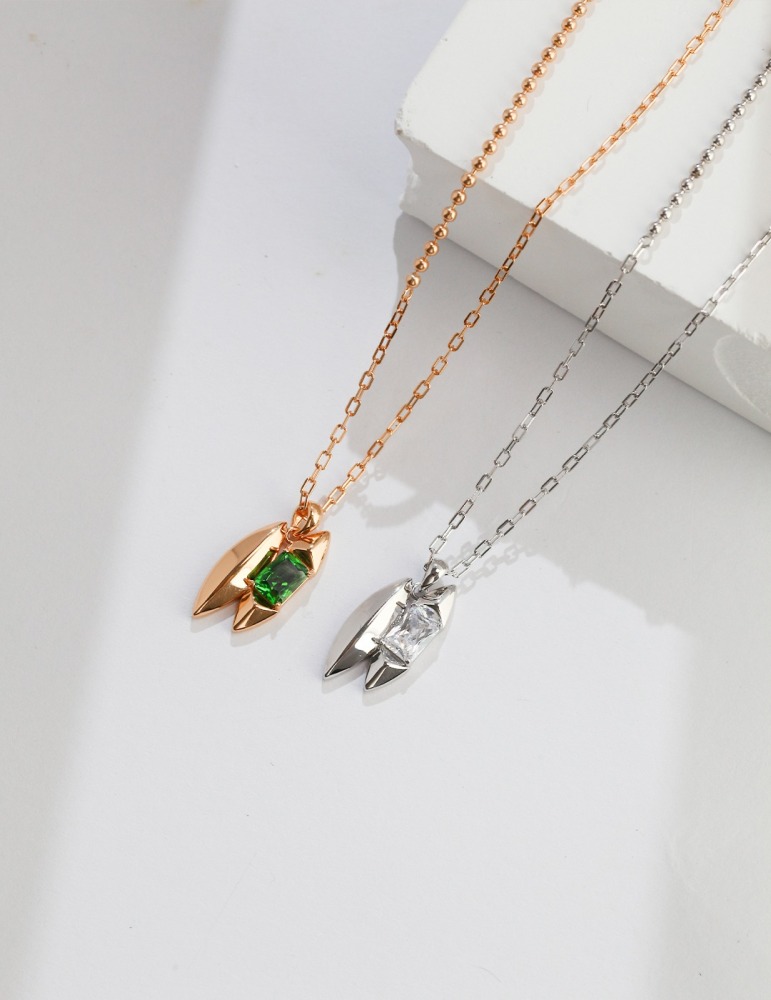 Sterling silver necklace with an emerald zircon inlaid pendant