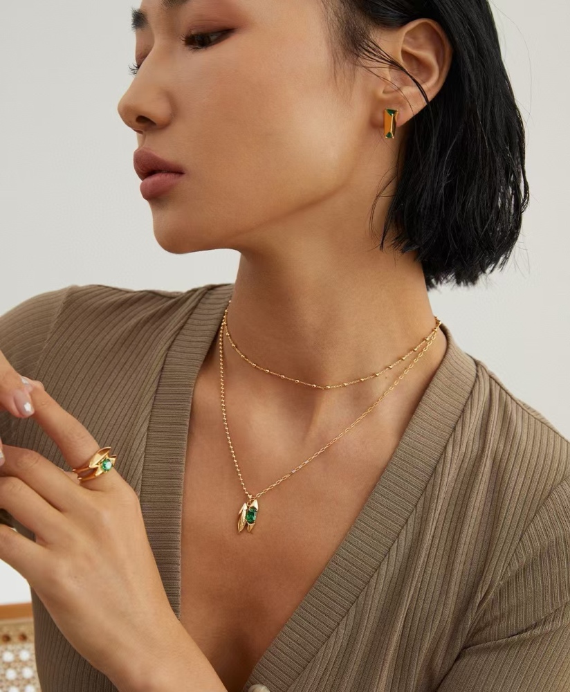 Sterling silver necklace with an emerald zircon inlaid pendant