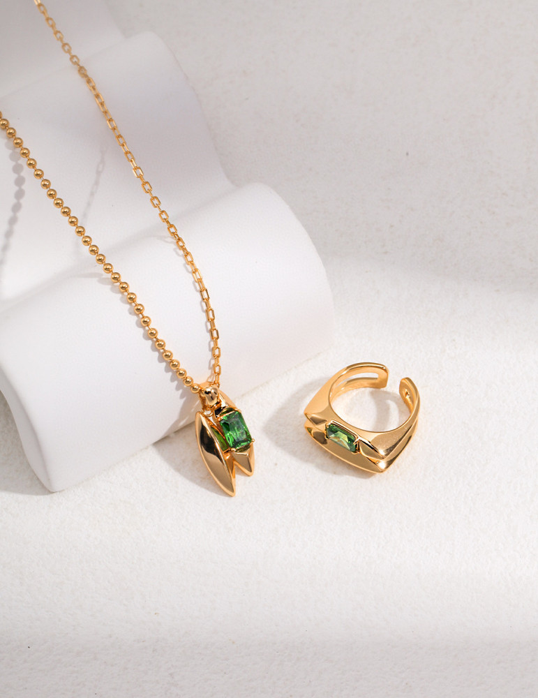 Sterling silver necklace with an emerald zircon inlaid pendant