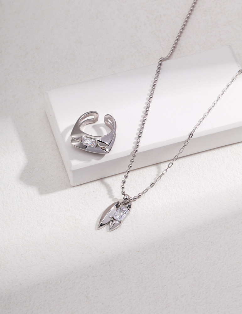 Sterling silver necklace with an emerald zircon inlaid pendant
