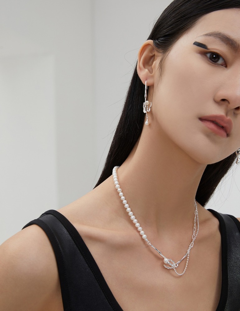 Ladies' necklace made of 925 sterling silver and natural pearls