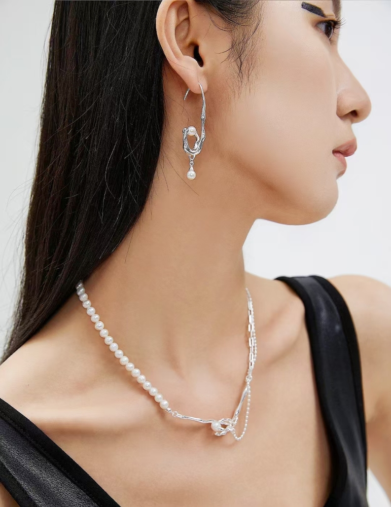 Ladies' necklace made of 925 sterling silver and natural pearls