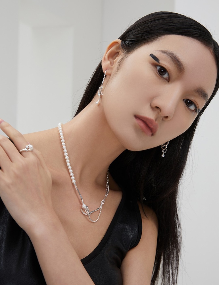 Ladies' necklace made of 925 sterling silver and natural pearls