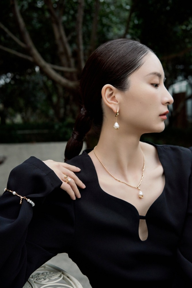 Ladies' necklace made of 925 sterling silver and natural pearls