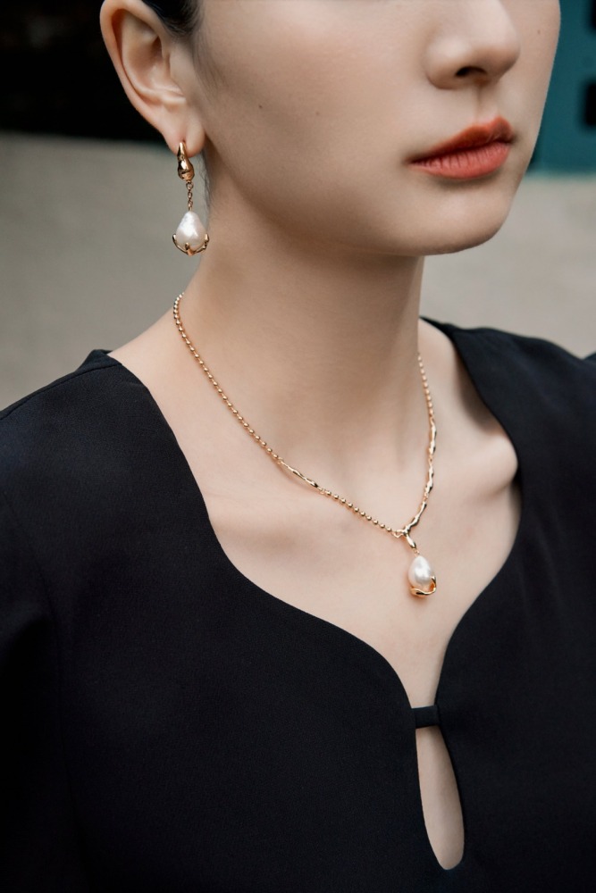 Ladies' necklace made of 925 sterling silver and natural pearls