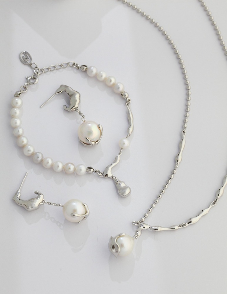 Ladies' necklace made of 925 sterling silver and natural pearls