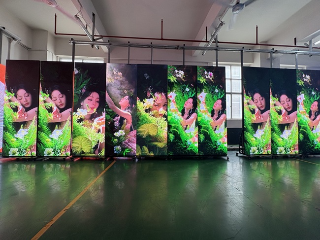 Middle East Clients Visit Factory for LED Poster Screen Acceptance