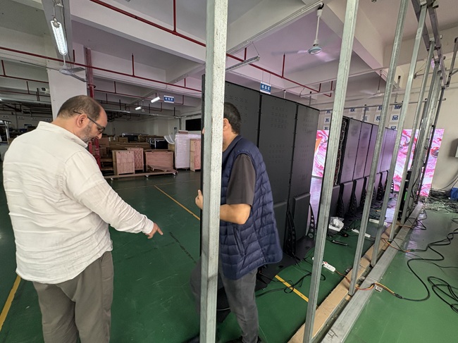 Middle East Clients Visit Factory for LED Poster Screen Acceptance