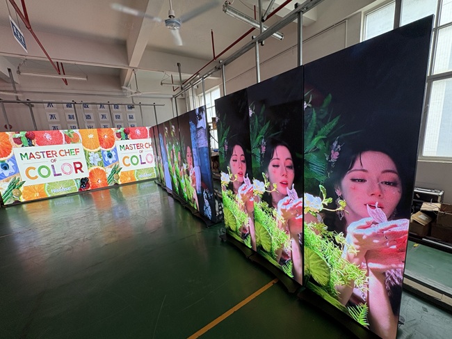 Middle East Clients Visit Factory for LED Poster Screen Acceptance