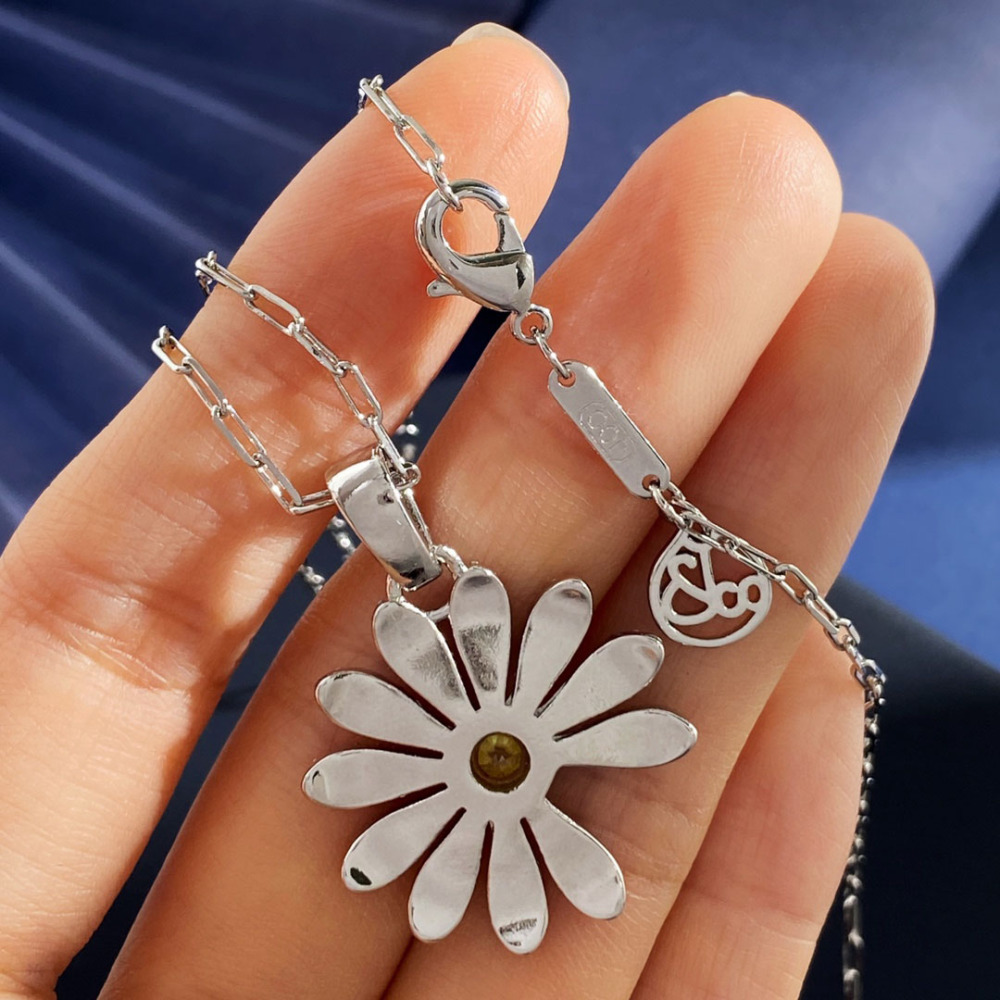 Fashion Vintage Silver Daisy Retro Necklace  INS Simple Versatile Collarbone Chain Unisex Accessories  Full Diamond Inlaid Yellow Diamond Daisy Flower Pendant Necklace