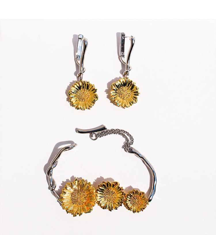 Elegant Daisy Art Embossed Bracelet And Earring Set For Women Golden 3D Petal Design Holiday Fashion Jewelry Accessories