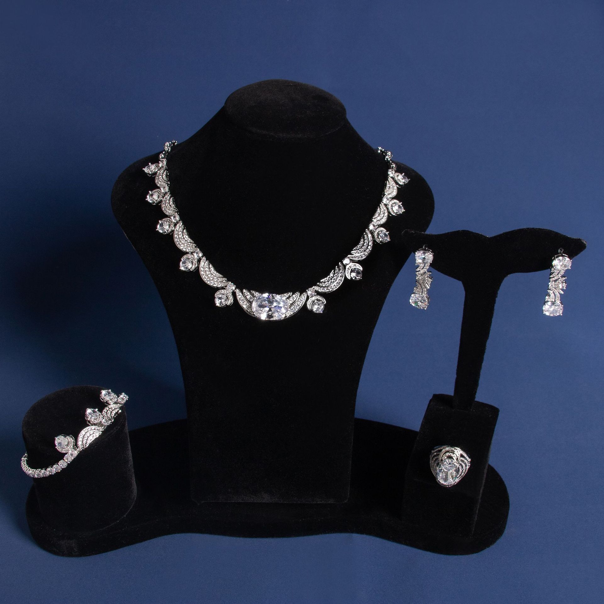 Luxurious Gemstone Jewelry Set Full Of Diamonds Four-Piece Set Including Necklace Earrings Bracelet Ring For Elegant Women