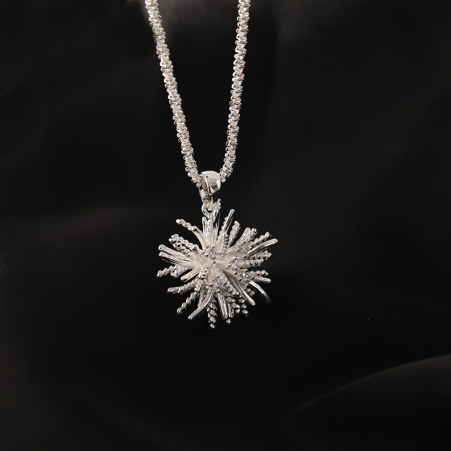 Fashionable Retro Elegant Women's Necklace Pendant Design Dandelion Firework Lockbone Chain Geometric Pattern Bohemian Style