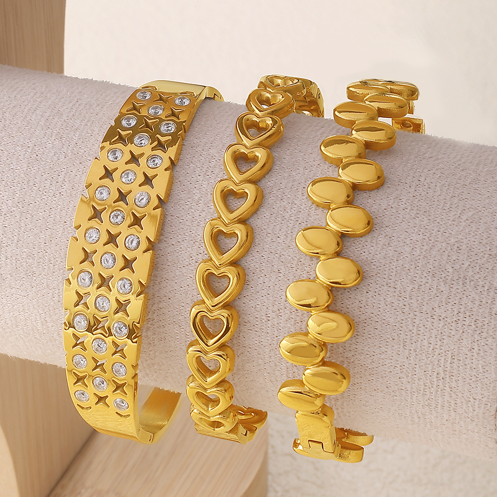 Fashionable Stainless Steel 304 Heart Shaped Hollow Out Linked Bracelet Vacuum Plated 18K Gold Commuter High End Feeling