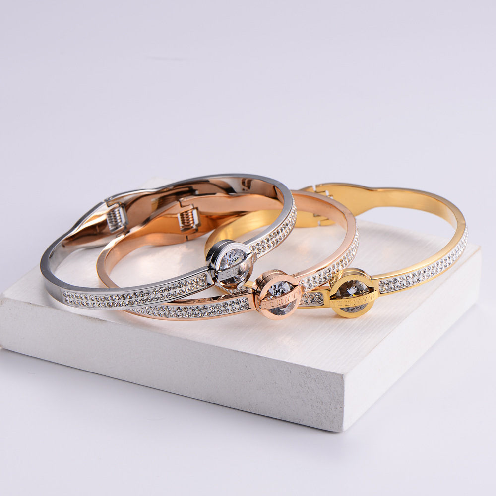 PVD Coated 18K Gold Plated Heart Stainless Steel Simple Style Waterproof Non Tarnish