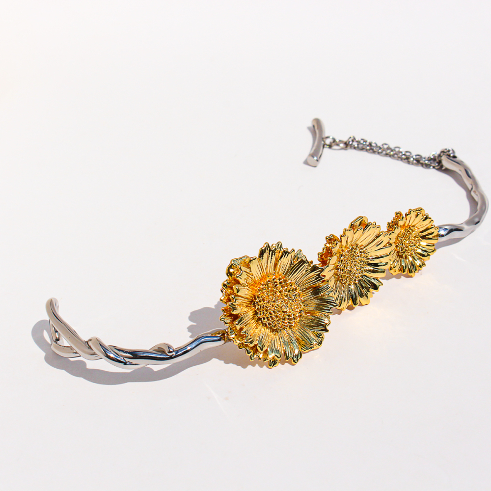 Elegant Daisy Art Embossed Bracelet And Earring Set For Women Golden 3D Petal Design Holiday Fashion Jewelry Accessories