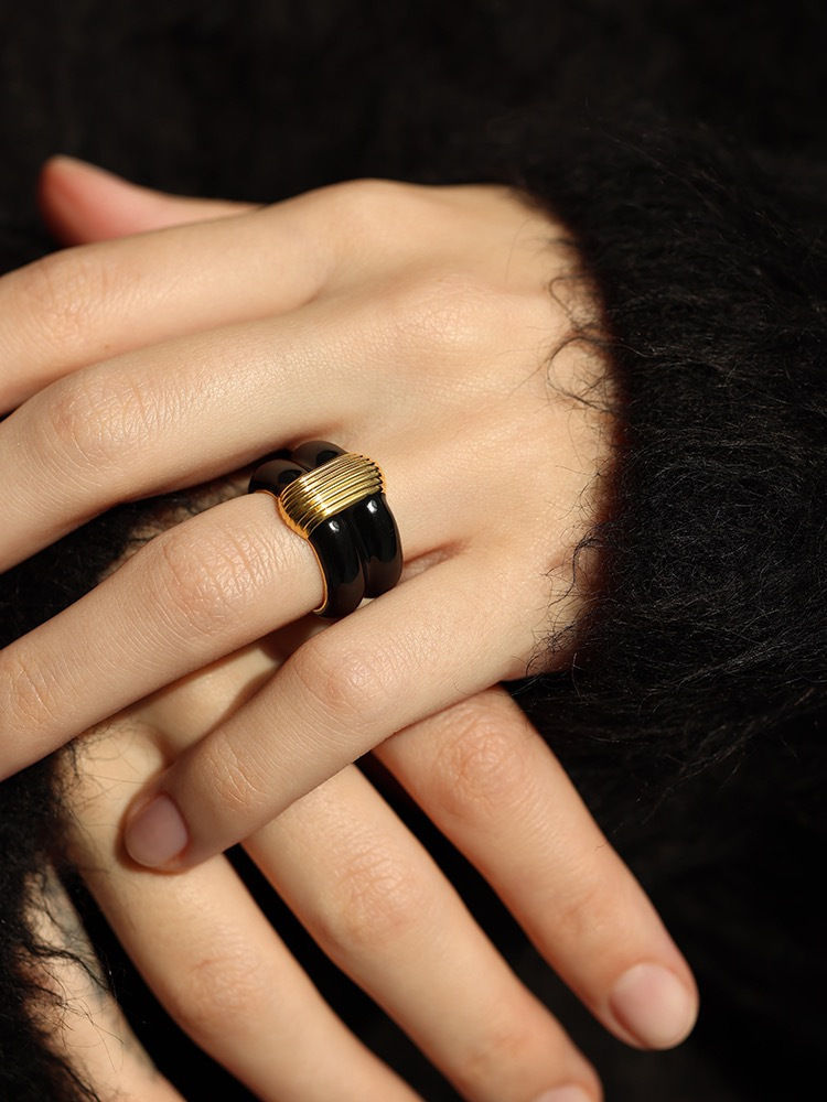 French Fashion Enamel Drip Glaze Ring Wide Version Golden Plated Black Striped Elegant Copper Finger Ring Jewelry Accessories