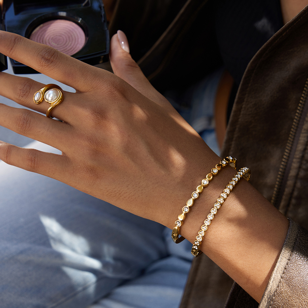 Ladies Classic Style 18K Gold Stainless Steel Bracelet With Round White Diamond Waterdrop Design Vacuum Plated Real Gold
