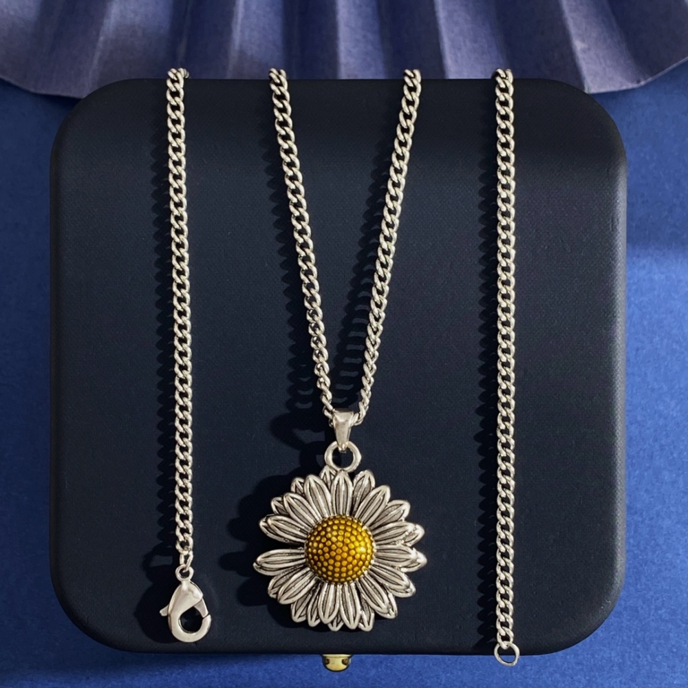 Fashion Vintage Silver Daisy Retro Necklace  INS Simple Versatile Collarbone Chain Unisex Accessories  Full Diamond Inlaid Yellow Diamond Daisy Flower Pendant Necklace