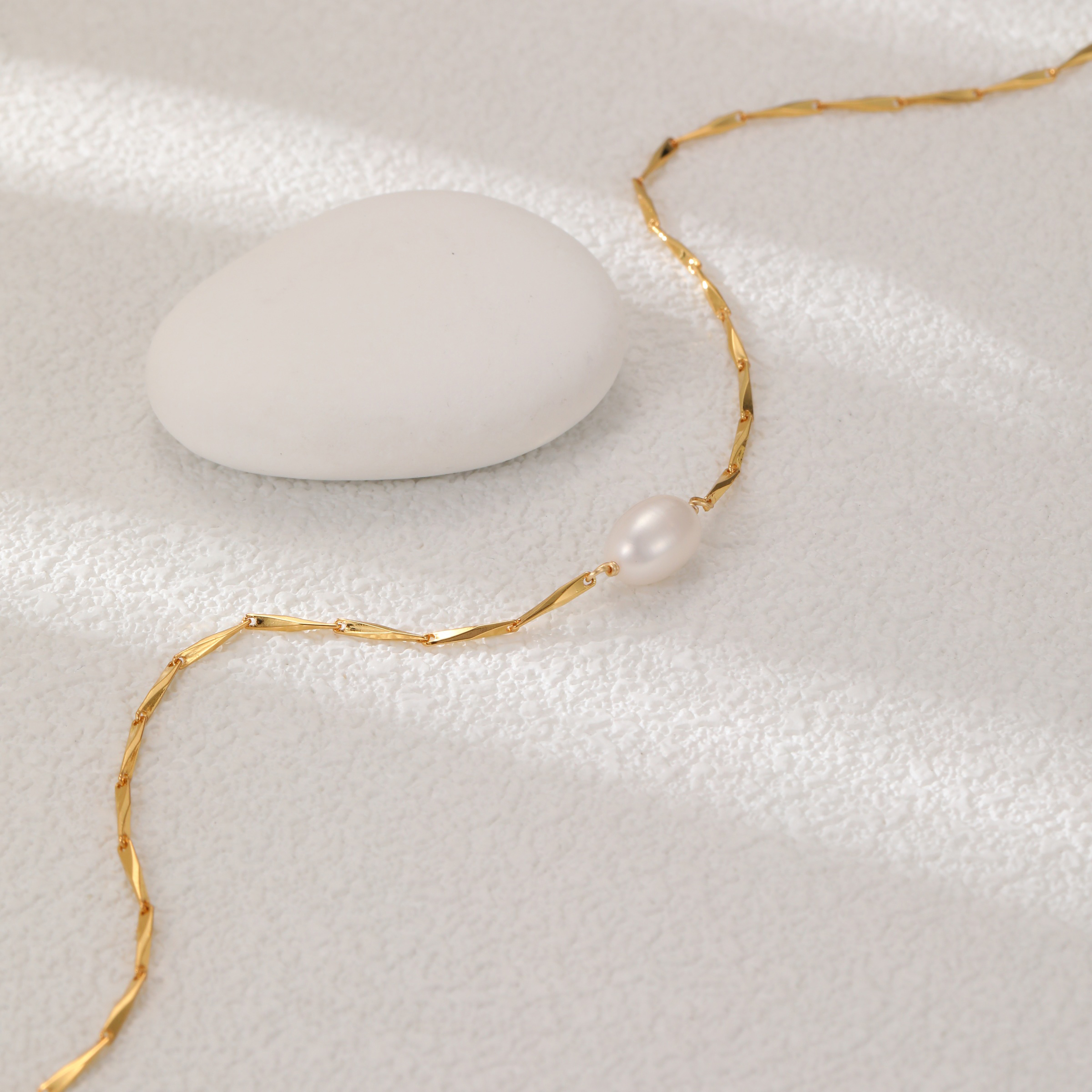 Elegant Long Freshwater Pearl Necklace For Women Simple Stylish 18K Gold Plated Copper Lockbone Chain Layering Jewelry