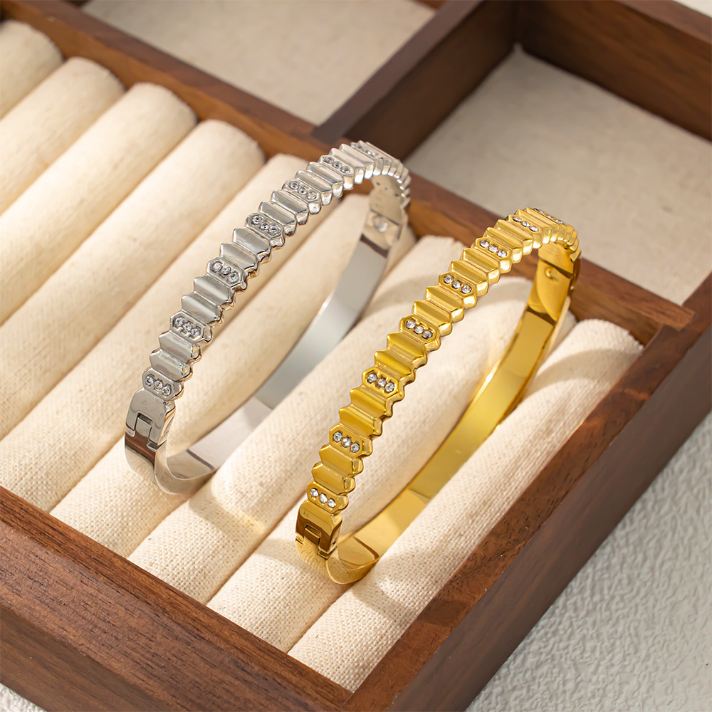 New Luxury Fashion Bracelet Vintage Stainless Steel Casting Versatile Buckle Titanium Steel Simple Style Irregular Diamond Engraving